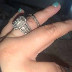 10k white gold engagement ring and wedding band set diamond set. Size 7